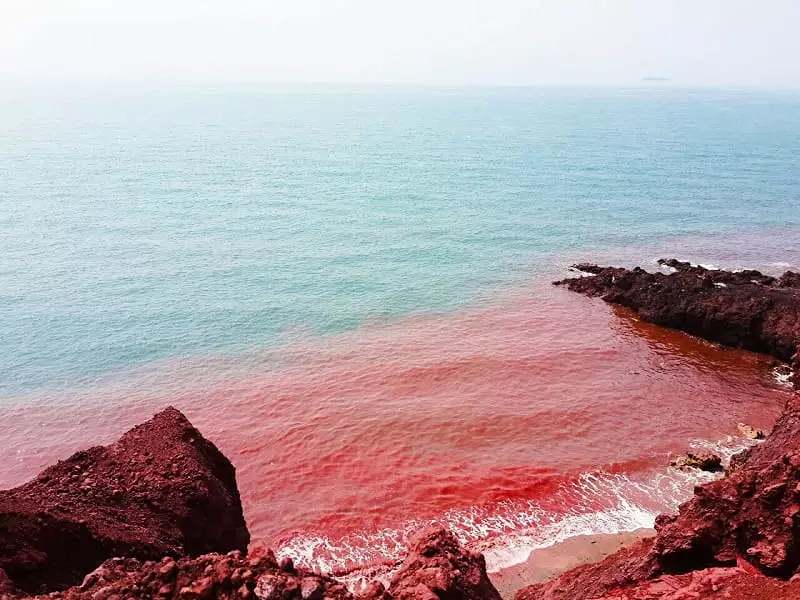 Hormuz Red Beach, photo source: iranmagma.ir, photographer: unknown