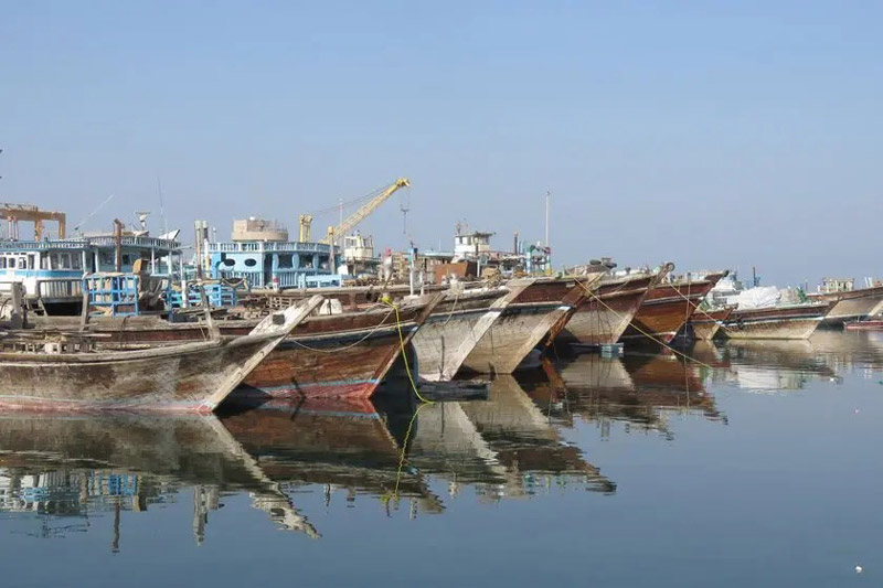 traditional barges of Ganaveh port; Photo source: armandaily.ir; Photographer: Unknown