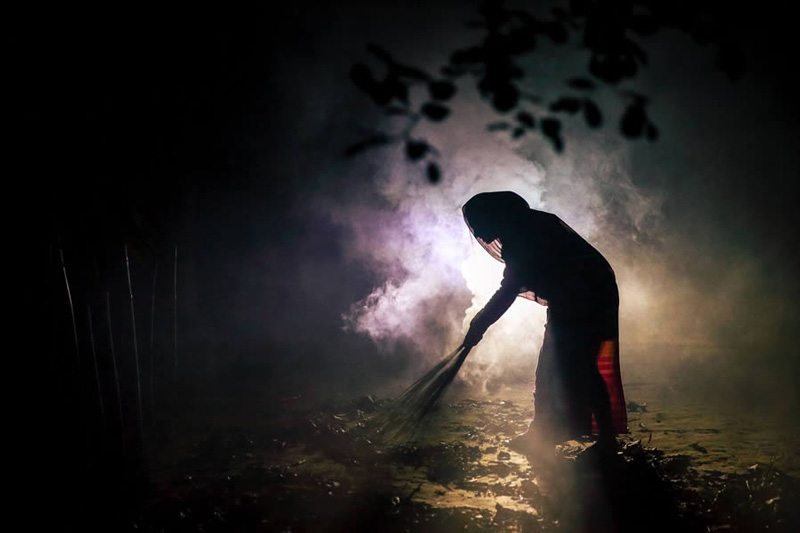 Bangladeshi woman sweeping; Photo source: 121clicks.com; Photographer: Mou Aysha