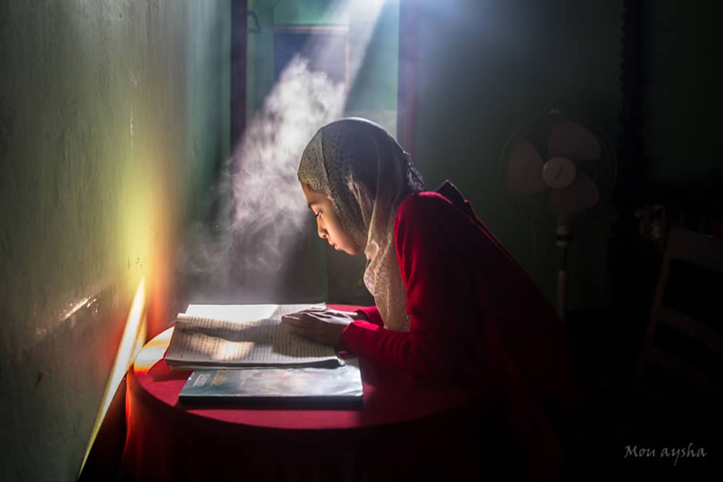 A student studying in a winter room in Bangladesh; Photo source: 121clicks.com; Photographer: Mou Aysha