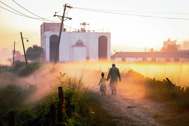 Country roads in the winter fog of Bangladesh; Photo source: 121clicks.com; Photographer: Mou Aysha