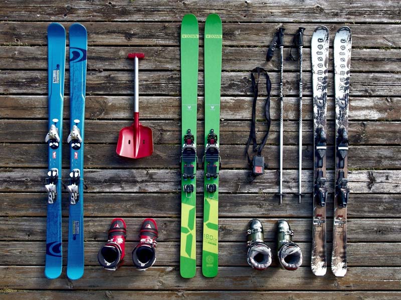 Ski equipment with various designs; Photo source: mayamaya.ch; Photographer: Unknown