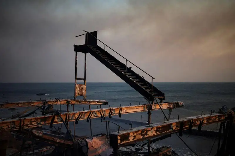 Building stairs burned in Los Angeles fire; Photo source: Reuters; Photographer: Daniel Cole