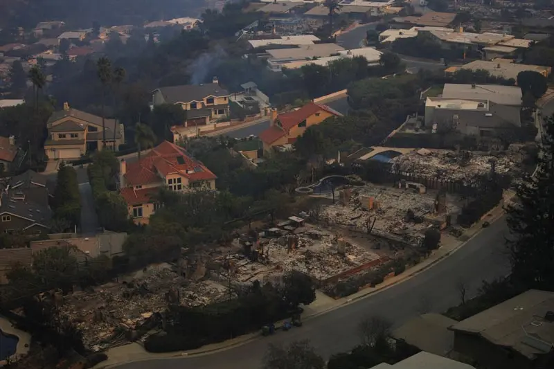 Houses burned in the fire of Los Angeles; Photo source: Reuters; Photographer: Daniel Cole