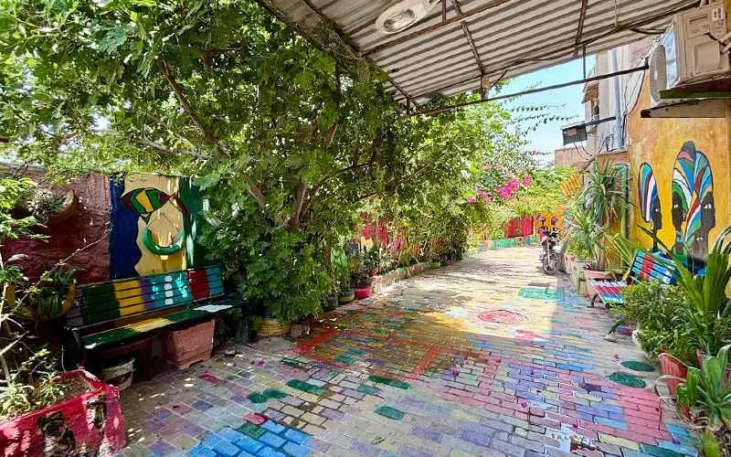 The paintings of Nene Masoumeh Bushehr alley, photo source: Google Map, photographer: Sara Mazloumi