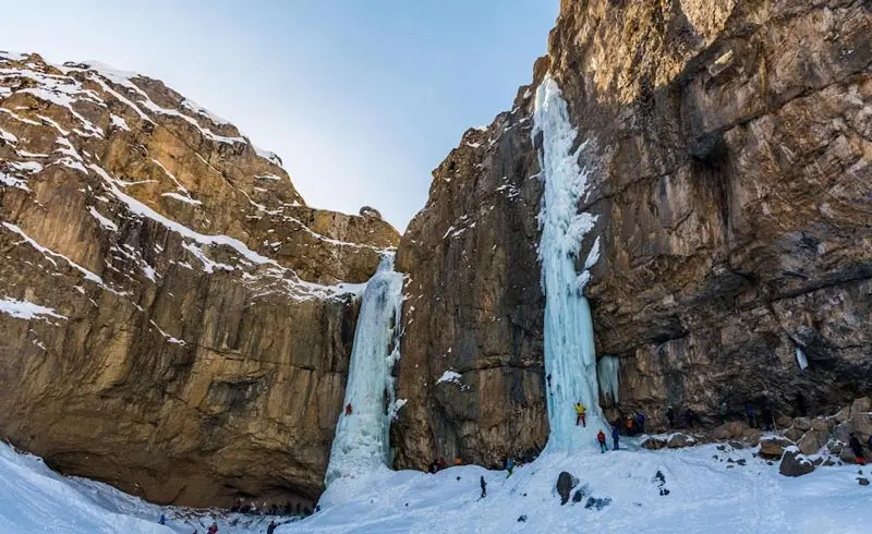 Travelers in the frozen waterfall; Photo source: Google Maps, photographer: Mostafa Mottaghi Niya