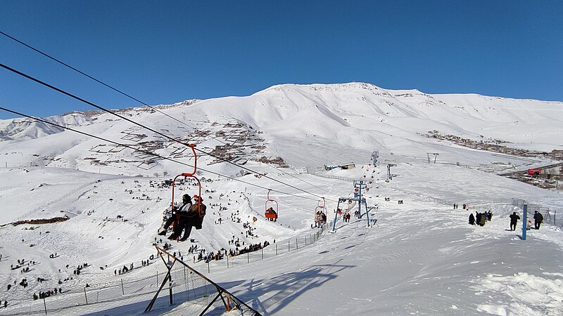 Skiers riding the lift of Abali ski resort; Photo source: Wikimedia, photographer: Mahdinikkhah