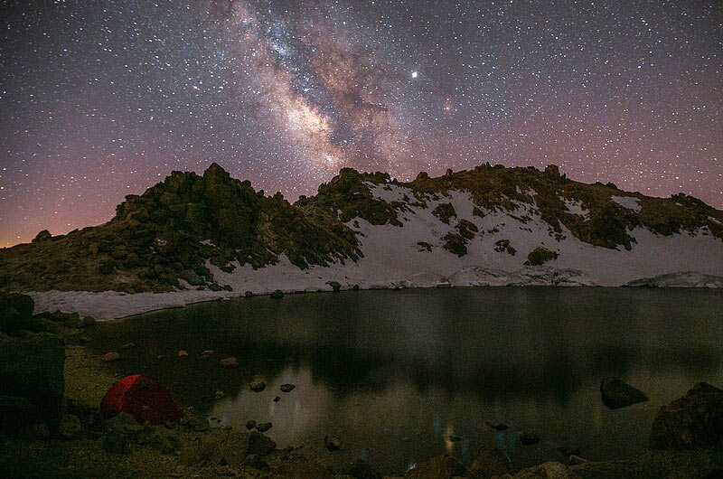 Sablan peak and lake at night with starry sky; Photo source: Wikimedia, photographer: Saeid.Parchini