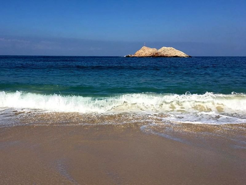 A rocky island from Abu Musa beach, photo source: dobaresafar.com, photographer: unknown