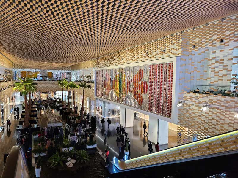 Iran Mall fountains and palm trees; Photo source: Google Maps, photographer: Sepehr Arabi