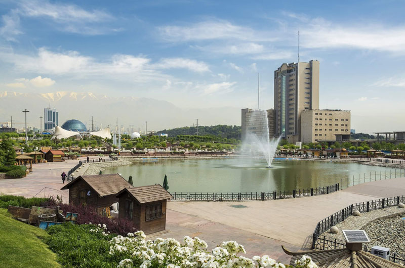 water and fire park lake and fountain; Photo Source: Apochi, Photographer: Unknown