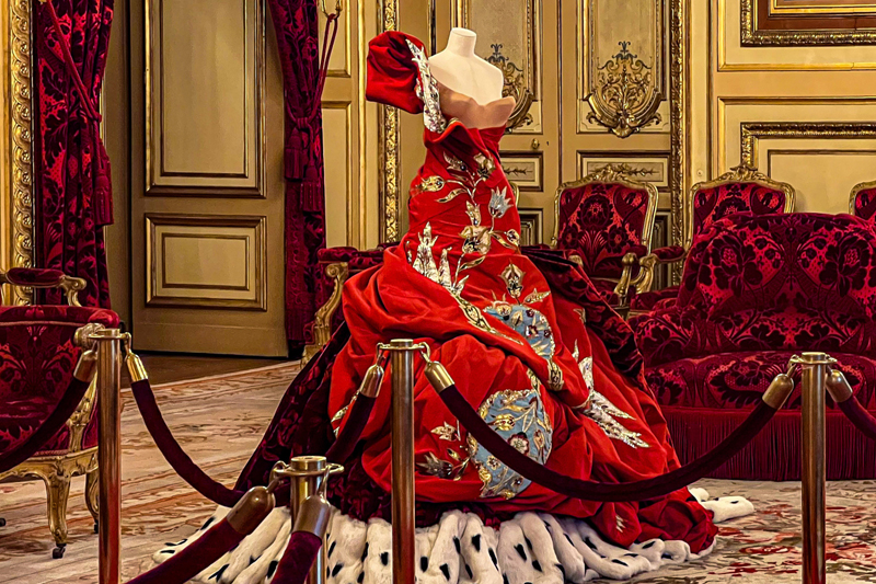 Great red dress with red furniture in the Louvre Museum