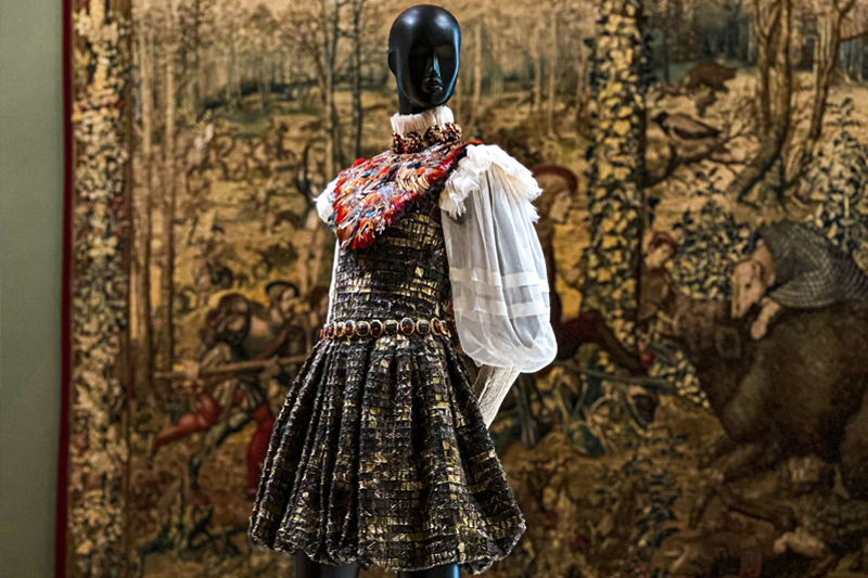Austin Puffy Dress with Carpet Background in Louvre Museum