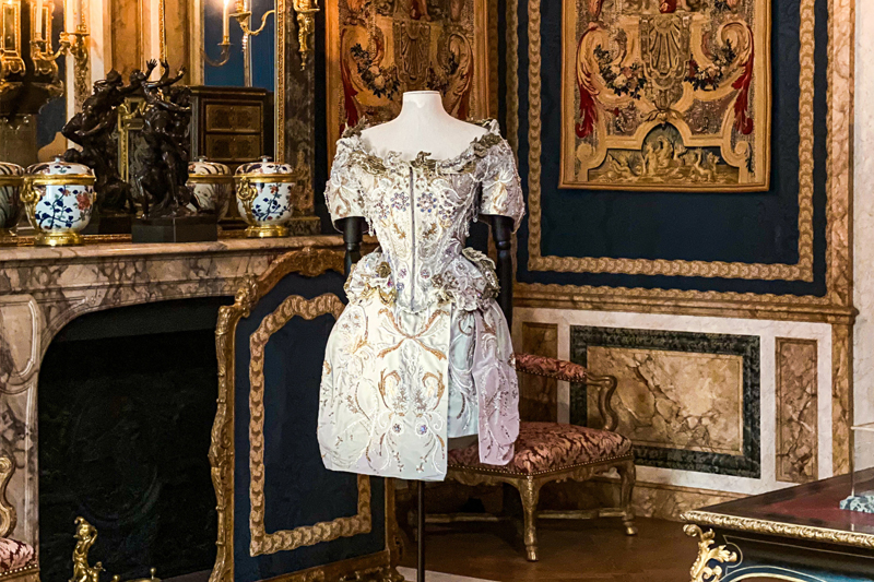 Great dress in royal furniture in the Louvre Museum
