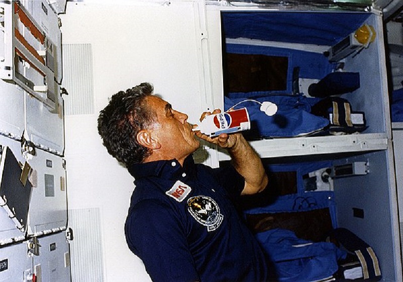 Astronaut Carl Haniz is drinking in a ship outside the Pepsi Earth; Photo: NASA