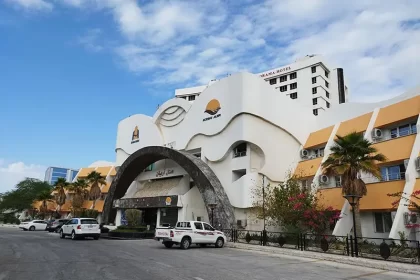 Arian Kish Hotel entrance; Photo source: Google Map; Photographer: Morteza Borji