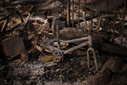 The bicycle burned in the fire of Los Angeles; Photo source: Reuters; Photographer: Daniel Cole