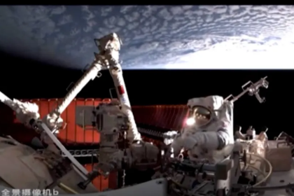 Installing a protective shield against space debris on the Chinese space station