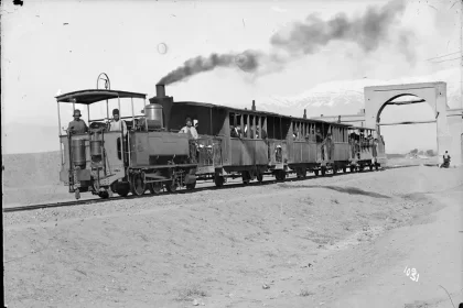 A smoky car at the gate of Khorasan, photo by Sorogin