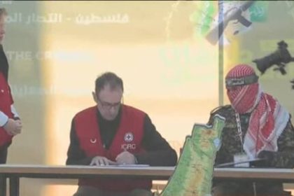 The beginning of the third round of prisoners' exchange with the delivery of Zionist female captives; ۱۱۰ Palestinian captives are freedom+ images