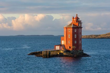 Red Sailor Lighthouse in Norway; Photo source: Wikimedia; Photographer: Gordon Leggett