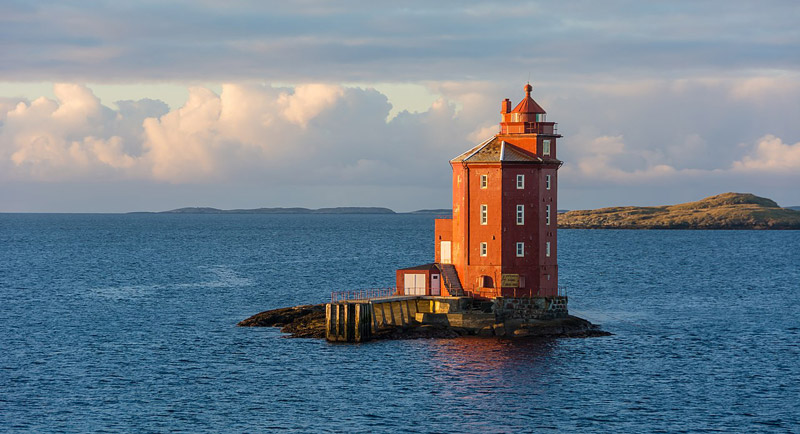 Red Sailor Lighthouse in Norway; Photo source: Wikimedia; Photographer: Gordon Leggett