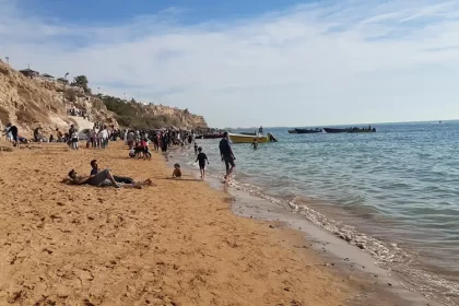 Tourists on the beach of Remihar Bushehr, photo source: Google Map, photographer: Ali Mozheri