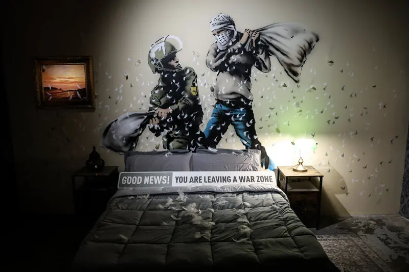 Painting the war of the pillows; Banksy's effect