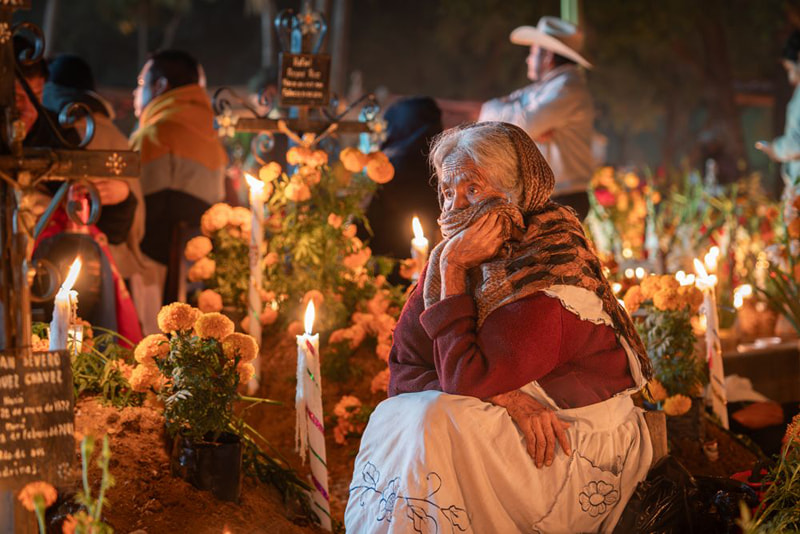 The old woman at the commemorative ceremony of the dead; Photographer: Erhan Coral from Türkiye