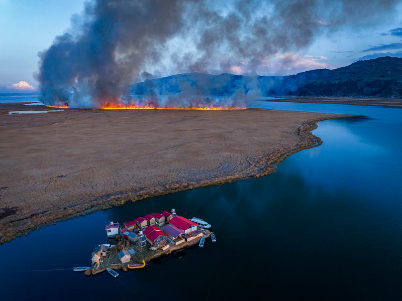 An island floating in the middle of a lake drowning smoke; Photographer: Yan Li from China