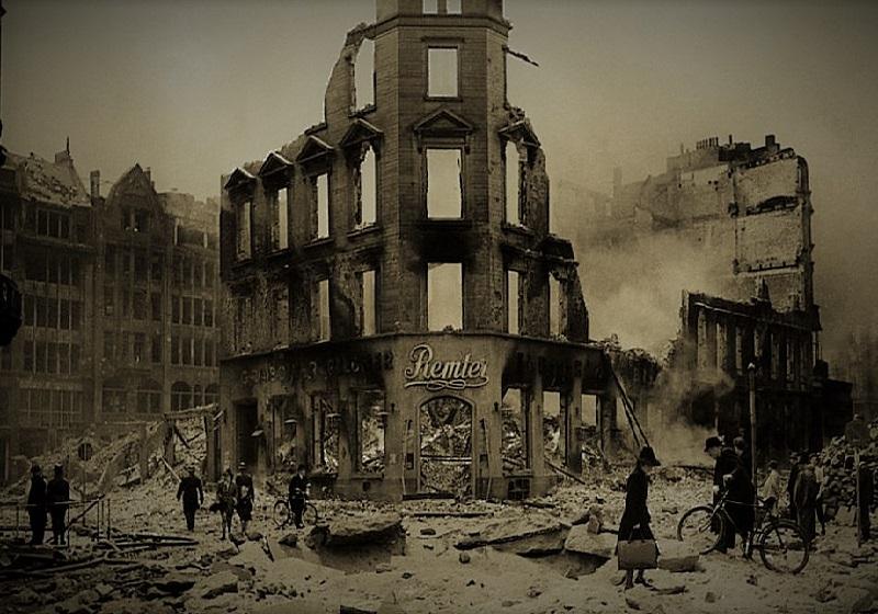 Hamburg City in Air Bombard in World War II; Photo Source: Ref-Pathfinders.com; Photographer: Unknown