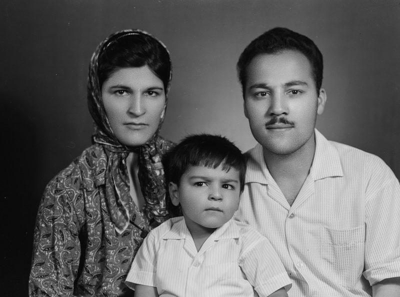Three -person photo of the old Iranian family