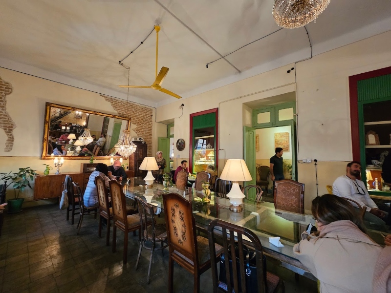 Old Decoration of the Goodwill Cafe Lolagar; Photo Source: Cafegarditehran.com. Photographer: Unknown