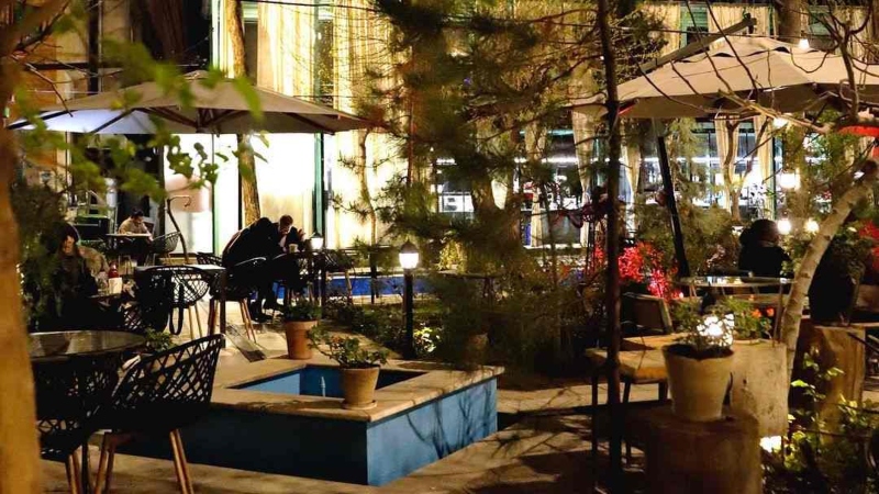 The yard of the cafeteria of the Thousand Thousands; Photo Source: Pixmer.com. Photographer: Unknown