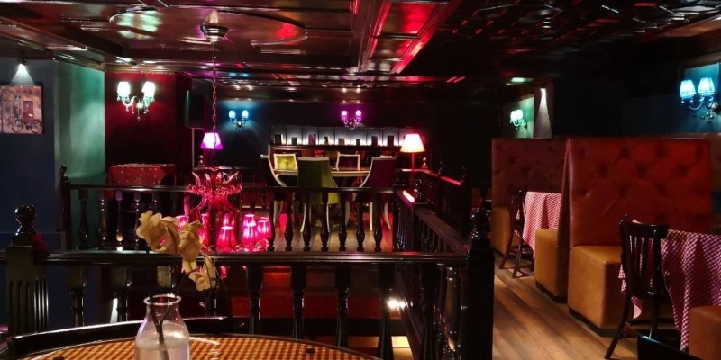 Modern atmosphere of the Bistropap cafe; Photo Source: Balad.ir site. Photographer: Unknown