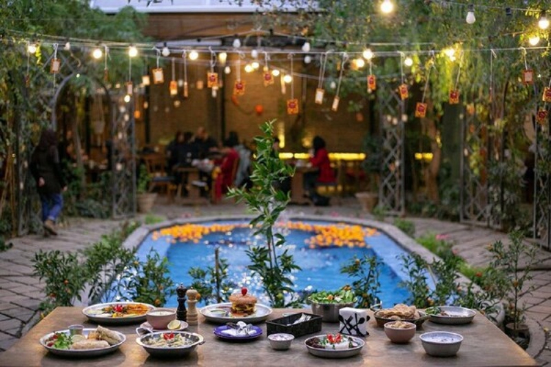 The traditional courtyard of Bakara cafe; Photo Source: blog.bartarinha.com. Photographer: Unknown