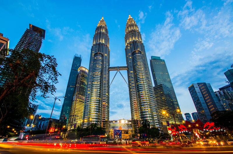 Twin Towers Petronas Malaysia, Photo Source: Veenaworld.com, Photographer: Unknown