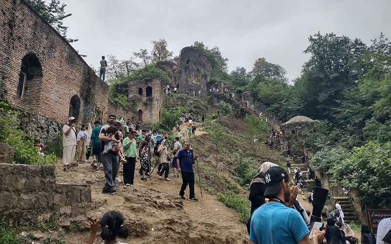 Tourists in River Castle, Photo Source: Google Map, Photographer: Danisha 