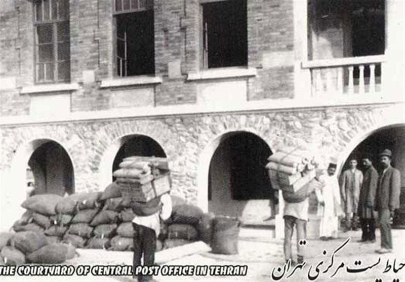 Carrying postal services by people in the past; Photo Source: Tasnimnews; Photographer's name: Unknown