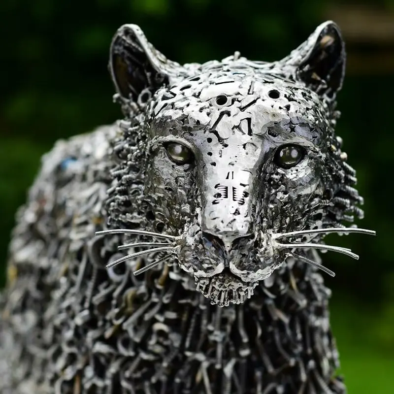 Facial statue of a leopard with recycled materials