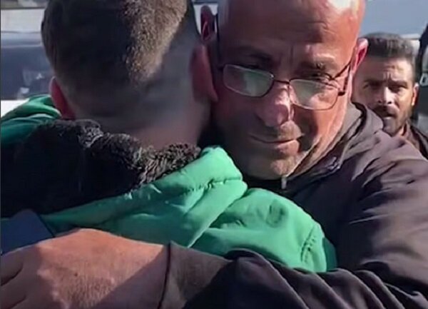 Gaza's sadness does not fall; Palestinian free tears after finding the testimony of his wife and daughter