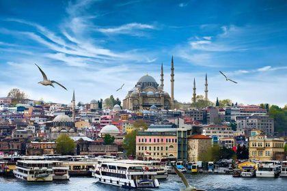 Istanbul Recreational Ships with Sultan Ahmad Mosque, Photo Source: Gokitetours.com, Photographer: Unknown