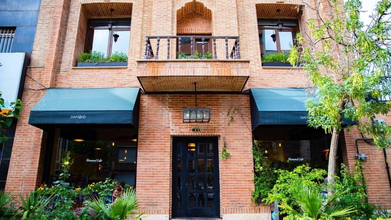 Entrance to the Diamond cafe; Photo Source: Cafeyab.com. Photographer: Unknown