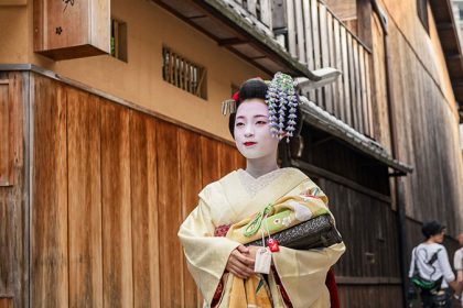 Walking in the gisha alleys; Look at the old world of Kyoto