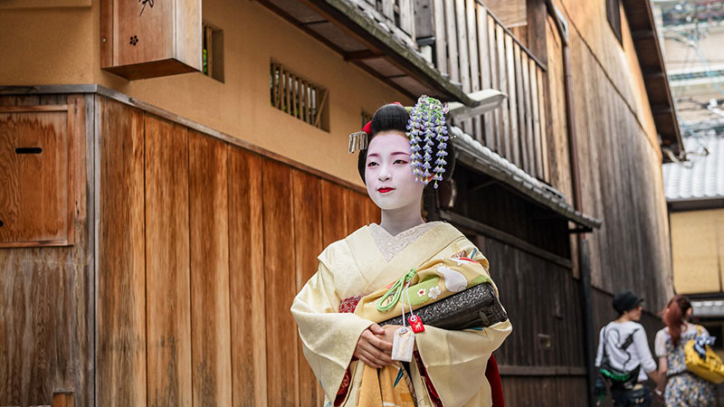 Walking in the gisha alleys; Look at the old world of Kyoto