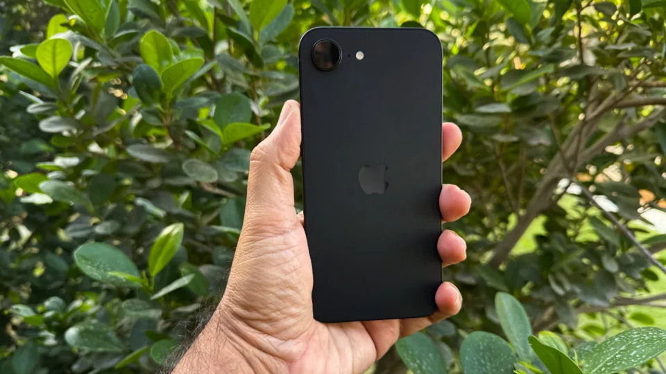 iPhone-16E-Back_VSRK960 Apple iPhone 16e