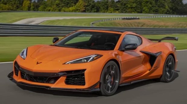 Which automotive brands still offer V8 engines in year 6?