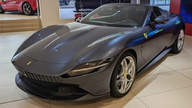 Which automotive brands still offer V8 engines in year 6?