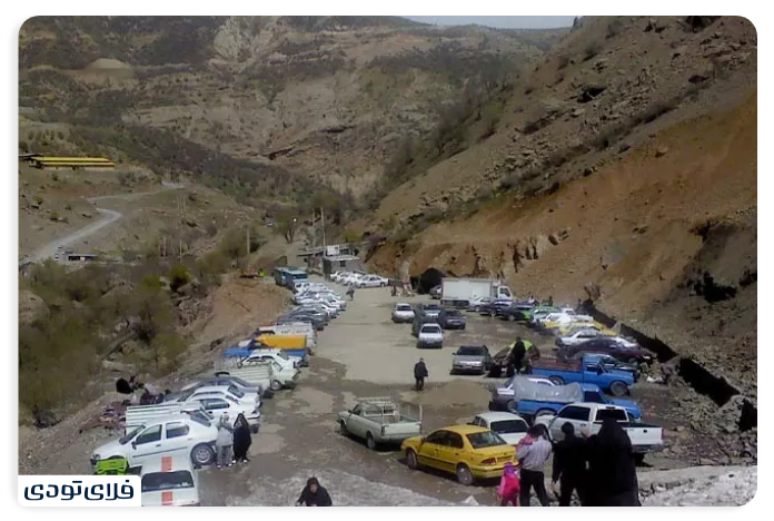 Access to white waterfall