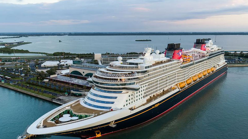 Small Cruise Ships These ships with limited capacity, more private space, and more centralized service are suitable for people who are looking for peace, silence and experience in more secluded purposes. Choosing the best cruise route in the Cruise Ship Travel Guide I saw that these ships were made in a variety of specialized facilities. Below you will find that cruise is on a variety of commuting routes. The most famous cruise routes are the following: • Cruiser Cruise (Italy, Spain, Greece) and other European destinations • Caribbean cruise (tropical and relaxing islands) • Alaska cruise (icy and pristine nature) • North European cruise (UAE, Qatar, Bahrain, Oman)